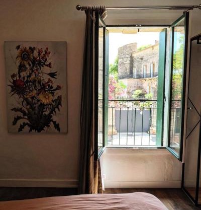Gîte en face du Château de NIZAS, 4 chambres d'hôtes et 1 appartement familial avec 2 chambres