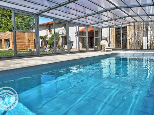 Gîte isolé avec piscine chauffée, spa, sauna et étang privé à 15 km de Roanne - FR-1-496-6