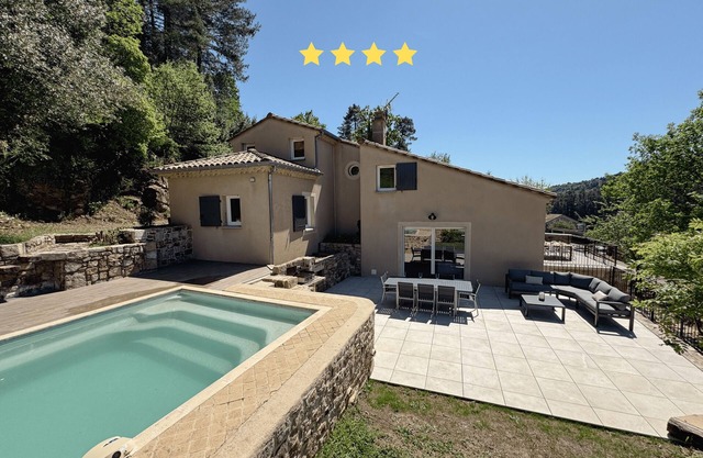 Gîte Spacieux à la Campagne Avec Salle de jeu et Piscine