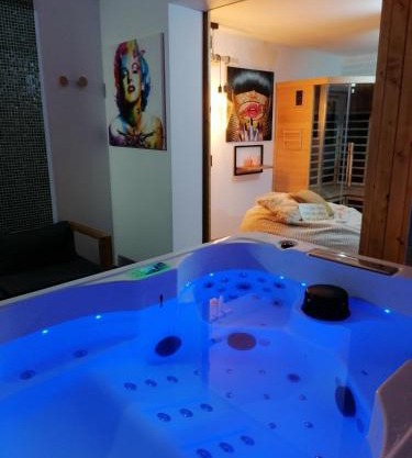 Gîtes déco pop et chaleureuse avec jacuzzi, sauna, piece coquine
