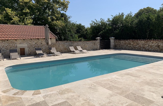 Gîtes of the Château de Monciaux: Gîte des Pommiers1 room, tennis, swimming pool
