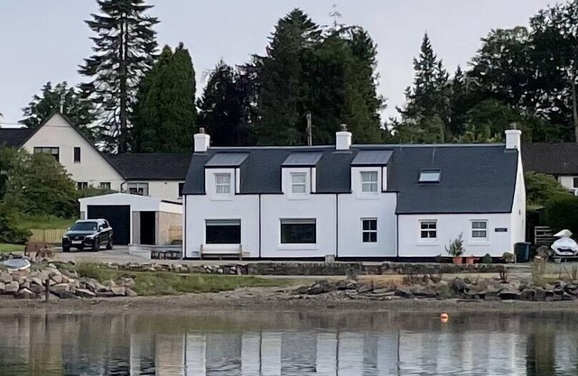 Gallanach Cottage lochside setting with a large enclosed garden