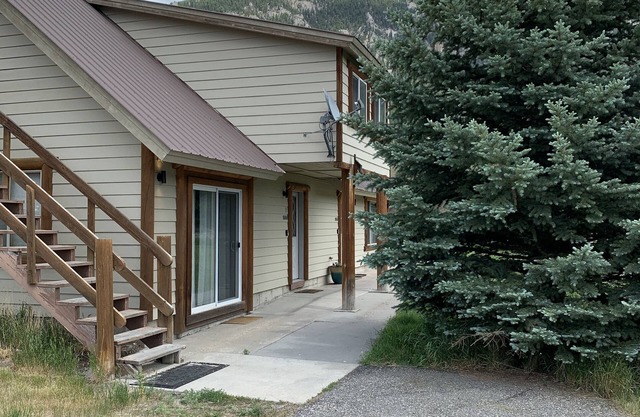 Gallatin River Access- 15 minutes from skiing Big Sky
