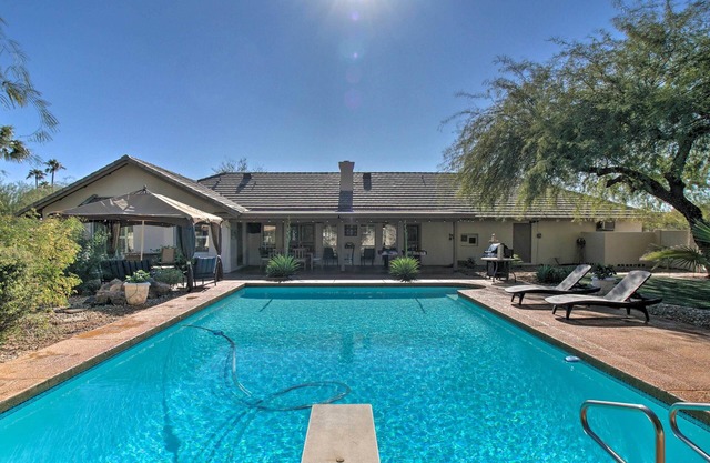 Game Room, Fire Pit & Putting Green: Glendale Home