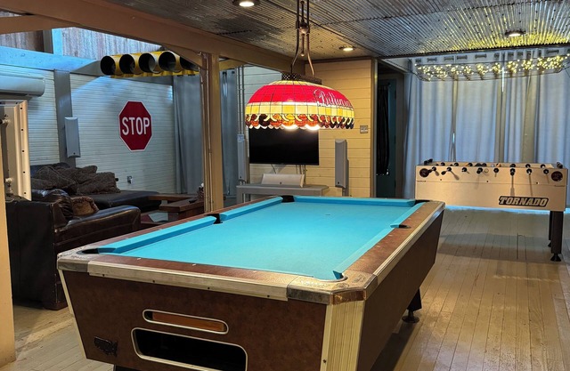 Game room/sleeps 10/near Murfreesboro Diamond mine/lakes/fun, unique, quirky