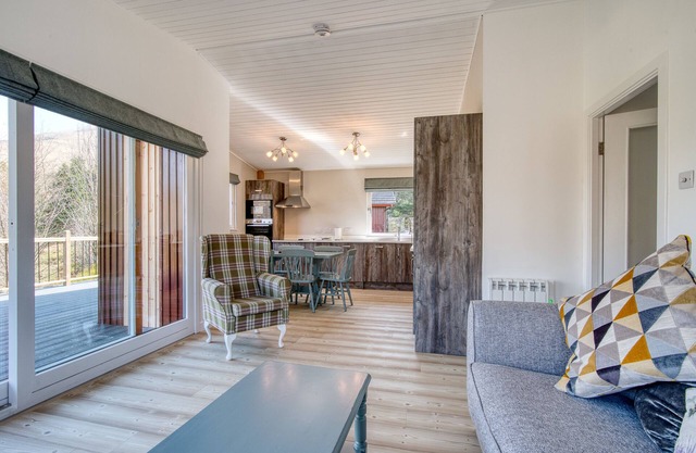 Gamekeeper Lodge loch and mountain view free wifi
