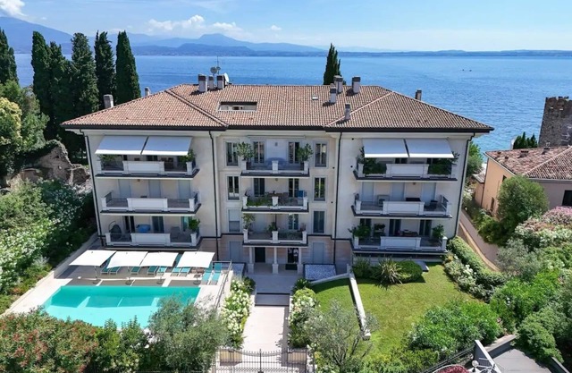 Garda Amore: Luxury Suite with Lake View in Sirmione Historic Center
