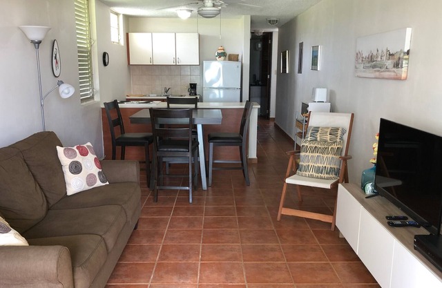 Garden apartment for full enjoyment of beach and pool. WiFi, sleeps 4