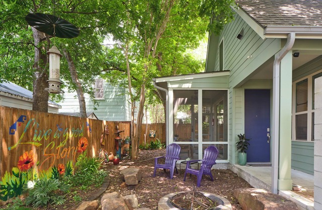 Garden casita.Central ATX.King bed.Full bath.Private entrance.5 miles downtown.