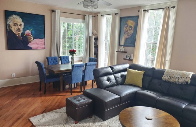 Garden District apartment 1/2 block from parade route/historic St Charles Ave