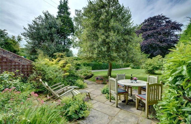 Garden Flat - Two Bedroom House, Sleeps 3
