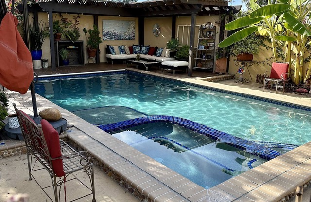 Garden guesthouse with pool, 1 bedroom, WiFi and AC in beautiful San Diego