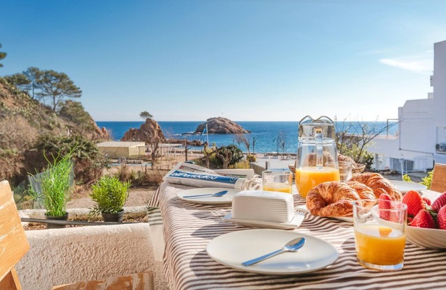 GARDEN HOUSE IN FRONT OF THE BEACH