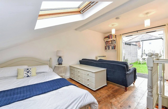 Garden room, central Winchester