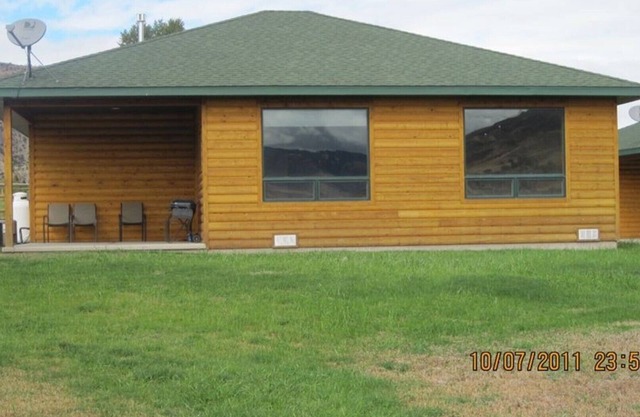 Gardiner Cabin by Yellowstone Park/Dates Open
