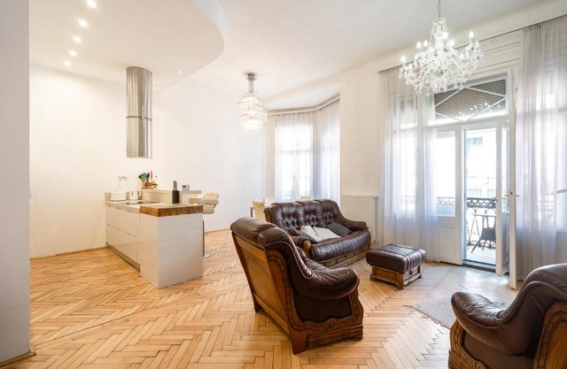 Garys bright and spacious two bedroom flat near Danube