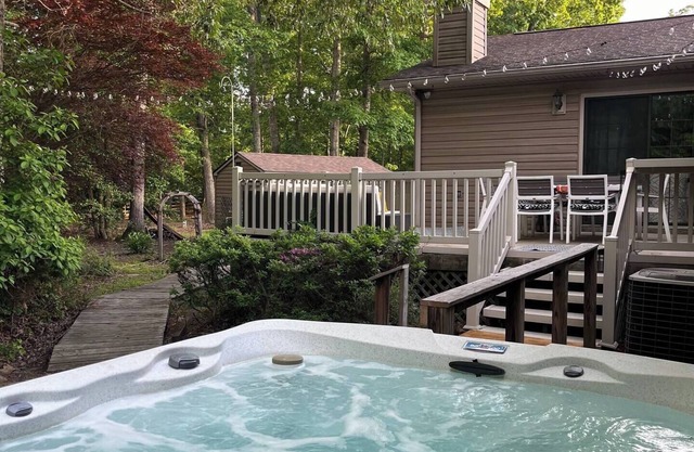 Gated 4 BR, With Lake Access, HotTub