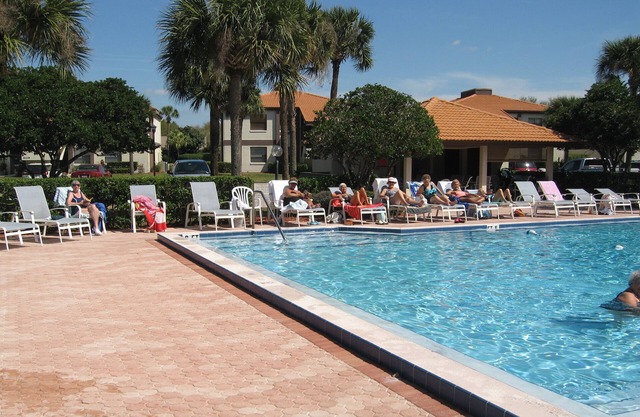 Gated golf community. Free wifi & Cable. King Bed and Heated pool.