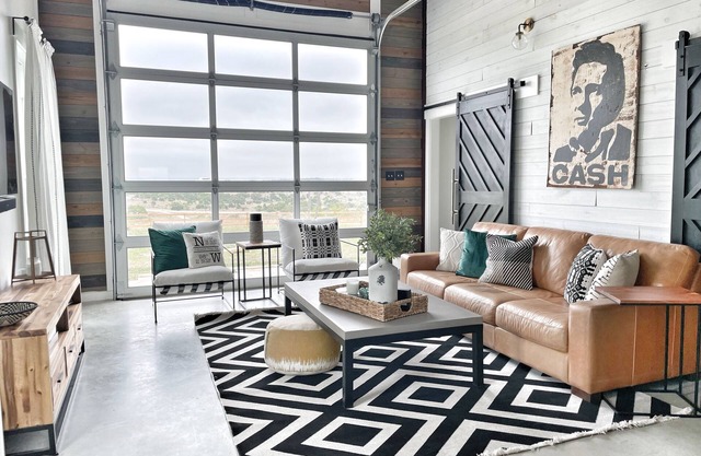 Gateway to the Hill Country and Texas Wineries on 10 acres!