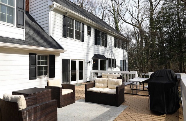 Gather together! Private wooded lot, 2 kitchens, large deck, 3 mi to downtown!
