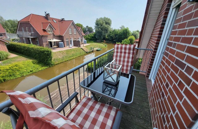 Gemütliche Wohnung Grachtenidyll OG an den Greetsieler Grachten