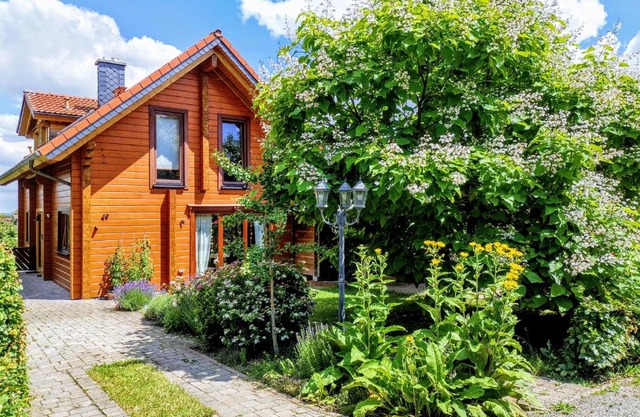 Gemütliches Blockhaus am Wald mit großem Garten