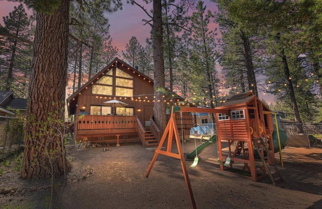 Gem of the Lake by Destination Big Bear: Close to Meadow Park, Snow Summit and The Village! Pet Friendly!