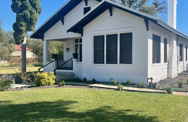 Gem on Spring-Upscale home walk to Main sleeps 11