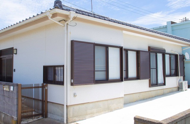 Genki na yado Katakai 3 min. walk to the beach! Japanese-style room with 8 tatami mats and Western-style room with 6 tatami mats, spacious living room, 2LDK, 2 parking spaces.