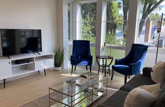 Georgetown, New Boutique Apt, Historic Bldg, 2BR 1BA, private deck