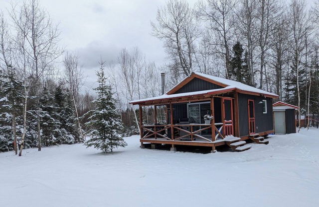 Get away from the noise, Tranquil 1-bedroom off grid cabin min south of Sudbury