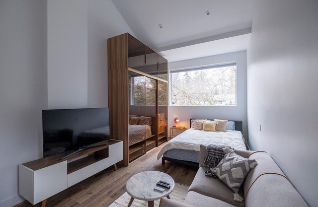 Get Loft in Nature, Queen private suite in High Park