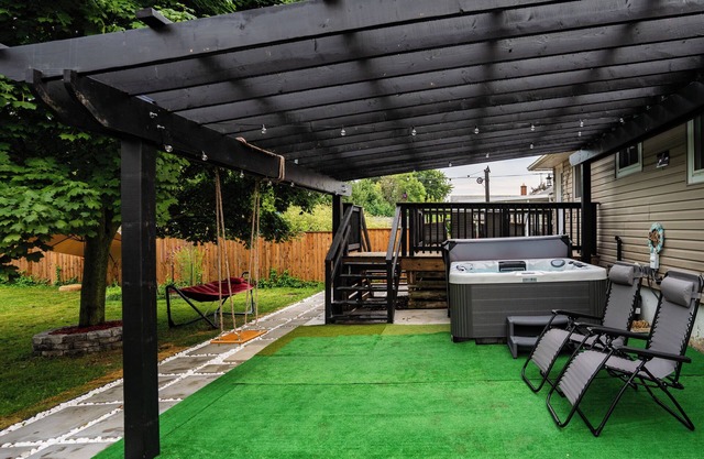 Getaway Nest Near Niagara Falls!