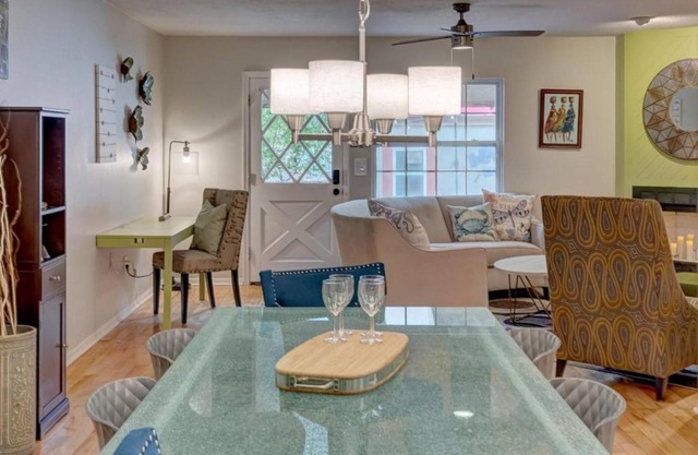 Getaway to iki Tampa is an End Unit Townhome - Close to Tampa Bay & Downtown - Minutes to Airport