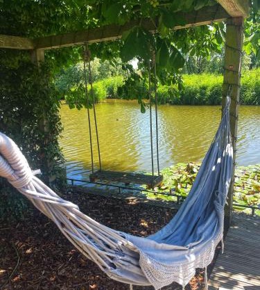 Gezellige Pipo met grote schommel aan het water
