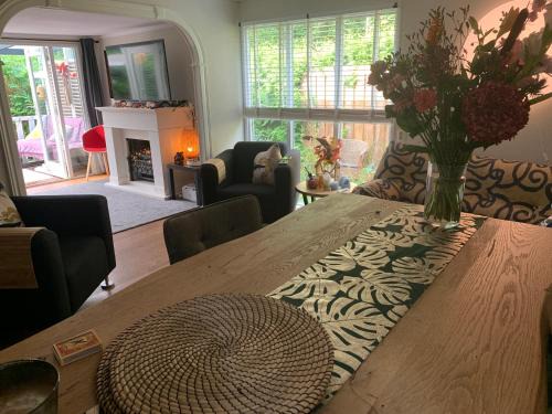 Gezellige ruime Cottage, privé, 2 slaapkamers, hond welkom!