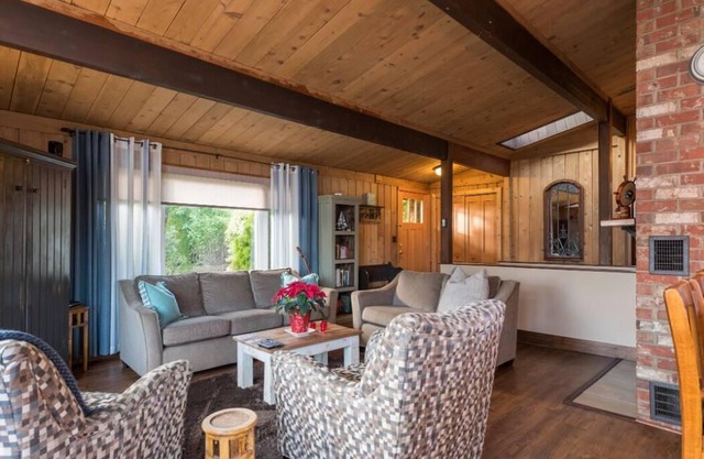 Gibsons Luxury Cedar Cottage with Ocean & Mountain Views!