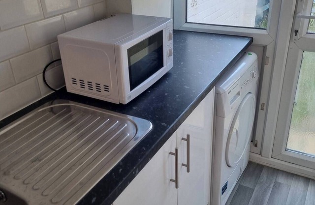 Gillingham 4-bed Stay - Wifi, Parking, Ldn Access