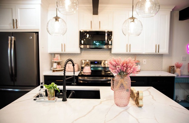Girls Getaway w/GlamRoom, Sleeps 12, Patio & Fire Pit Walk to Shop, Dink & Dine