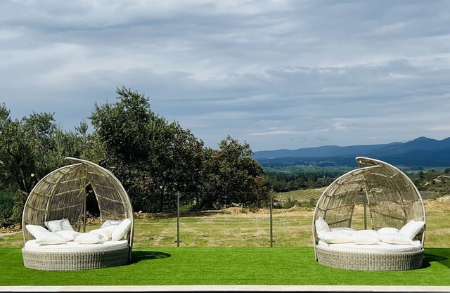 Gîte for 2 people with swimming pool -View of the Orb valley