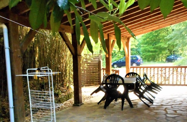 Gite for 5 to 7 people with covered terrace, wifi, heated swimming pool, nature