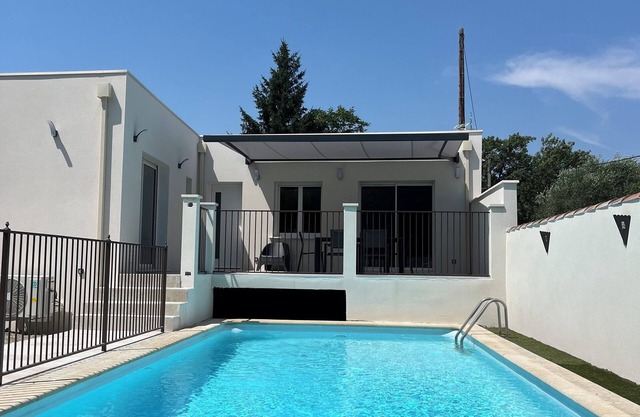 Gîte in Provence with swimming pool near Avignon