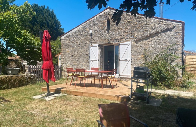 Gîte 'La Grange Hulotte' with Private Terrace, Shared Garden and Wi-Fi