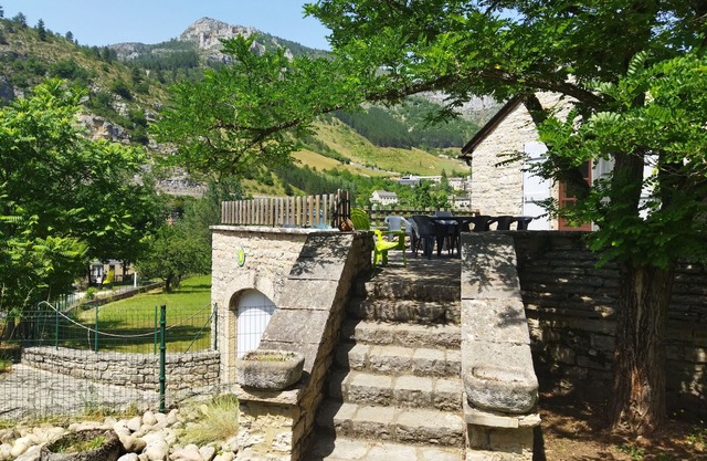 Gite "Les Osiers" sleeps 4 to 10, near river 8km Ste Enimie and Ispagnac.