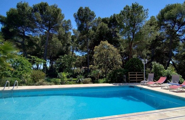 Gîte LES OLIVIERS located in a quiet area among the pines, close to the beaches