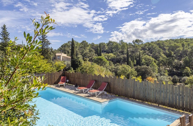 Gîte Nature in Lorgues, is a charmingly renovated holiday home for 4 people with a pool.