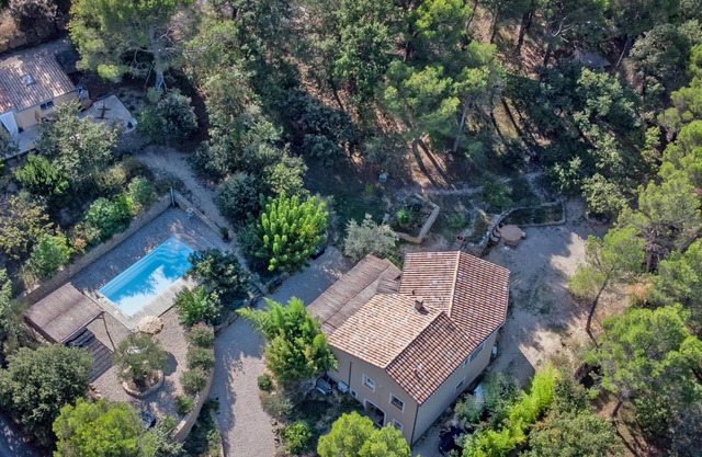 Gîte with airco and heated pool, 1 km from village