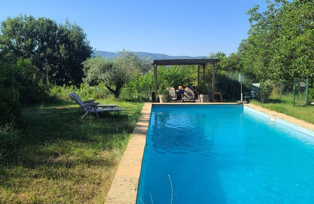 Gite with swimming pool to share in the middle of the vineyards. Pets accepted