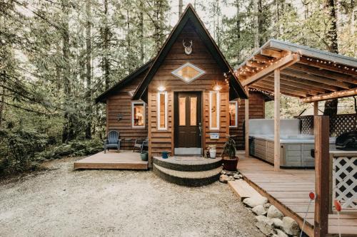 Glacier Springs Cabin 16 - This is a great cottage with an outdoor hot tub