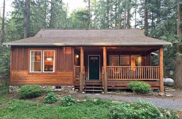Glacier Springs Cabin 2bedrooms, 2 baths - hot tub & Pet Friendly!
